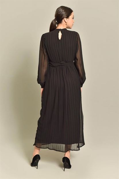 Long chiffon dress with a black battery