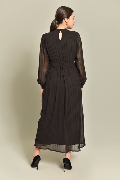 Long chiffon dress with a black battery