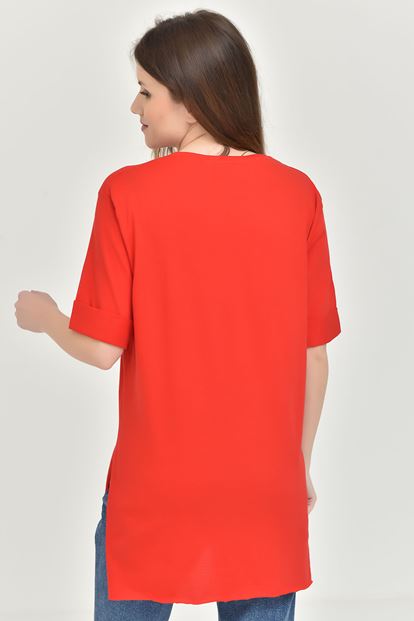 Kırmızı Yandan Yirtmaçli Baskili Tişört