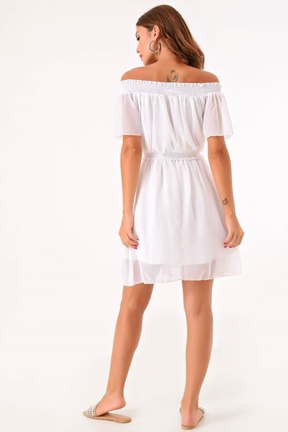 Beyaz Kayik Yaka Şifon Elbise