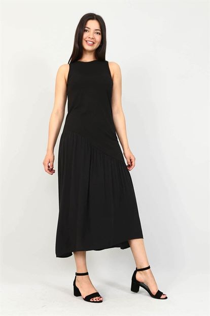 Siyah Etegi Asimetrik Saten Detay Yirtmaçli Elbise