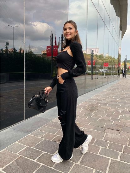 Black long sleeve crop knitwear sweater