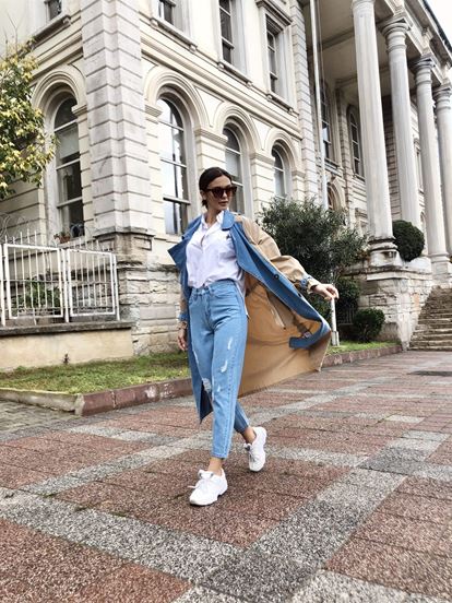 Mavi Yırtık Detayli Mom Jean Pantolon