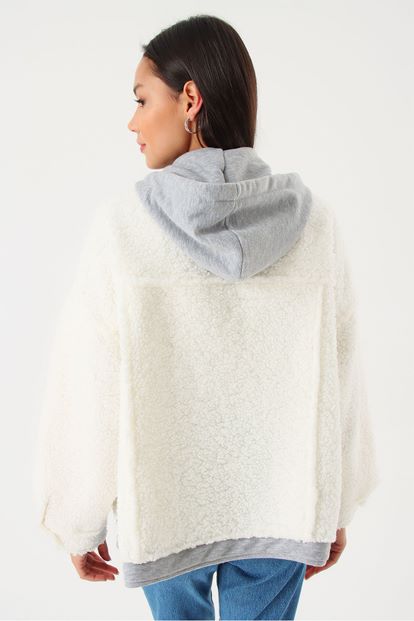 White capulus polar coat