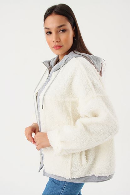 White capulus polar coat