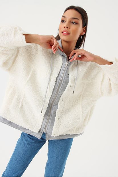 White capulus polar coat