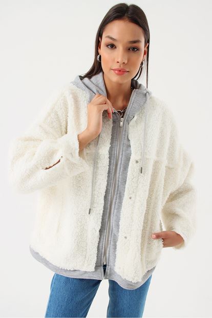 White capulus polar coat