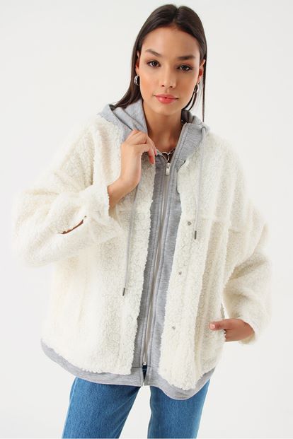 White capulus polar coat