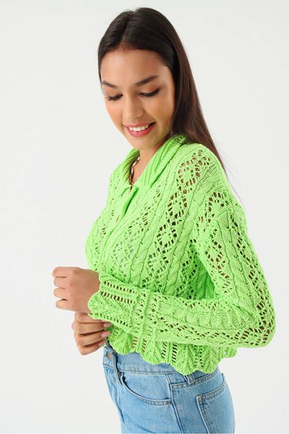 Knitwear Hirka with Green Perforated Button