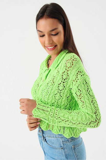 Knitwear Hirka with Green Perforated Button