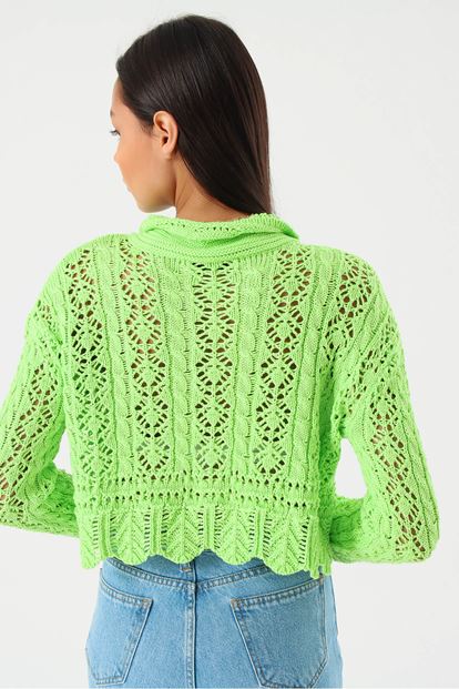 Knitwear Hirka with Green Perforated Button