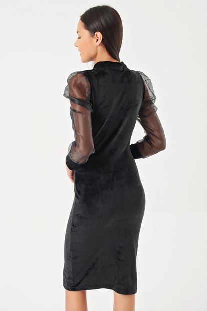 Siyah Kollari Tül Önden Fermuarli Kadife Elbise