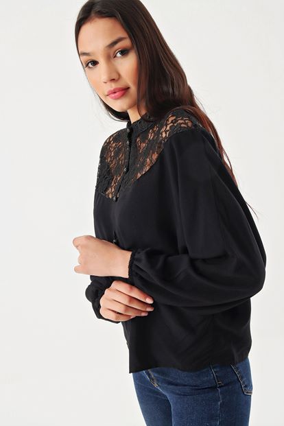Siyah Güpür Detayli Gömlek