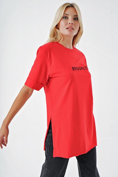 Kırmızı Yandan Yirtmaçli Baskili Tişört