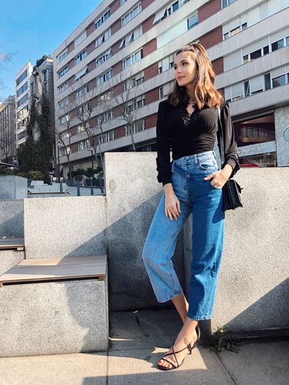 Siyah Çitçitli Dantel Detay Bluz