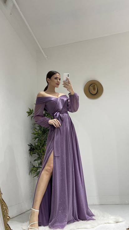Vestido de noche de tul brillante con cinturón lila