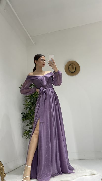 Vestido de noche de tul brillante con cinturón lila