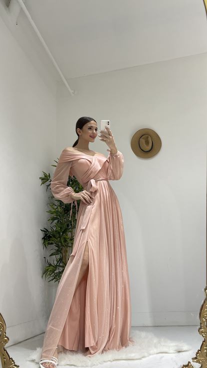 Abendkleid aus Puder-Glitzer-Tüll mit Gürtel