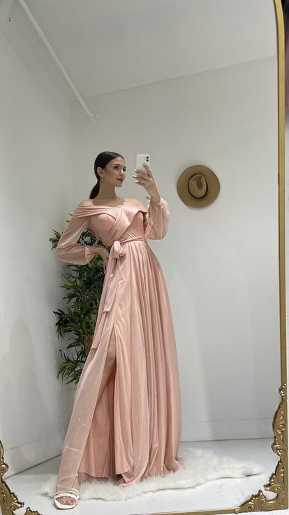 Abendkleid aus Puder-Glitzer-Tüll mit Gürtel