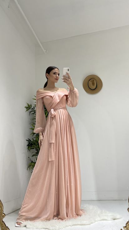 Abendkleid aus Puder-Glitzer-Tüll mit Gürtel