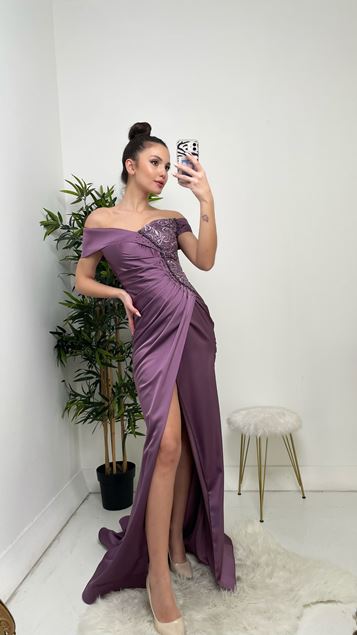 Vestido de noche plisado con abertura en color lila