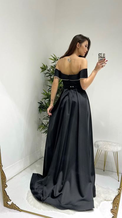 Siyah Kemerli Yırtmaçlı Uzun Abiye Elbise