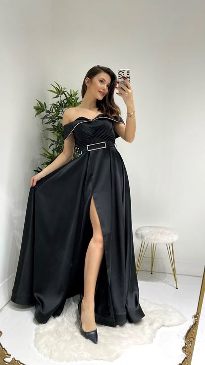 Siyah Kemerli Yırtmaçlı Uzun Abiye Elbise