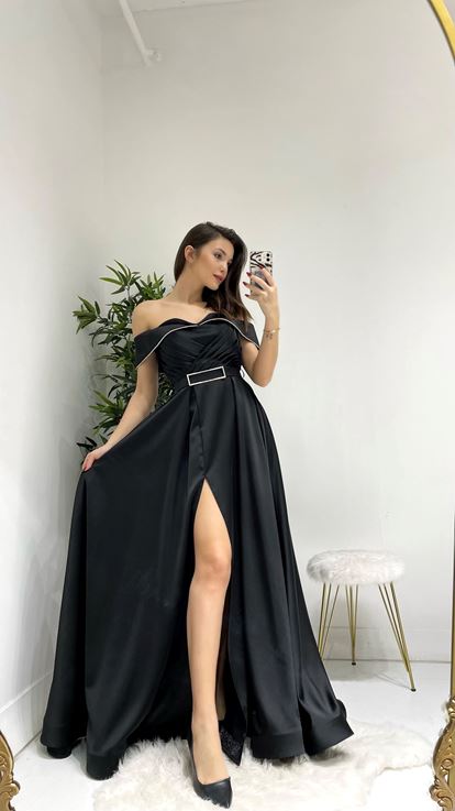 Siyah Kemerli Yırtmaçlı Uzun Abiye Elbise