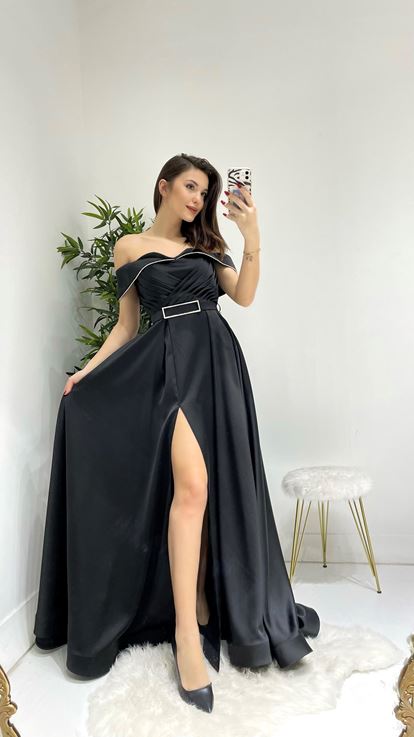 Siyah Kemerli Yırtmaçlı Uzun Abiye Elbise