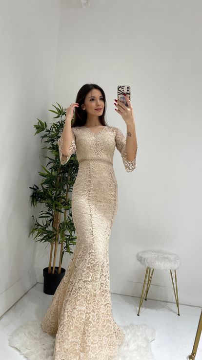 Bej Kolları Ve Beli Motifli Uzun Güpür Abiye Elbise