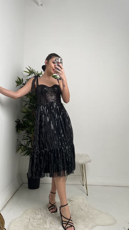 Siyah Askılı Pul Detay Midi Boy Abiye Elbise