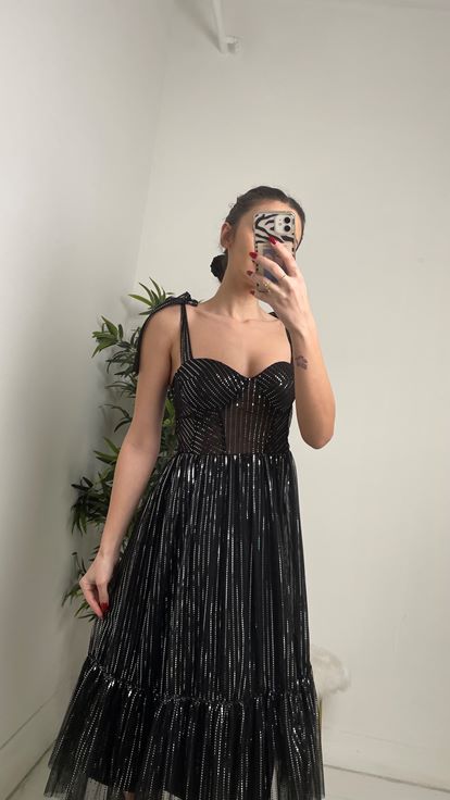 Siyah Askılı Pul Detay Midi Boy Abiye Elbise