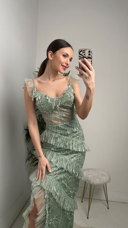 Mint Yeşili Fırfırlı Uzun Dantel Abiye Elbise