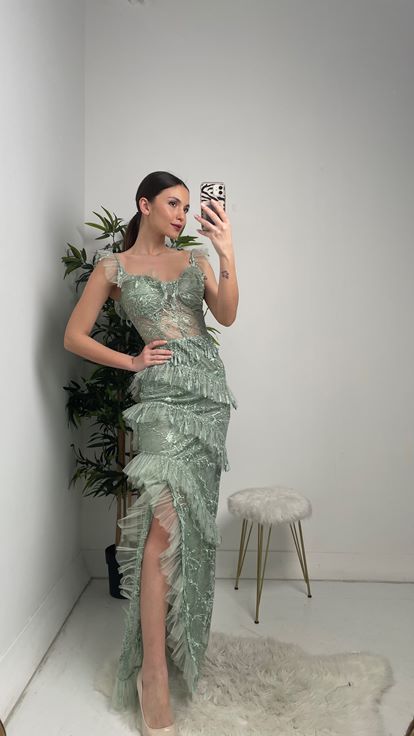 Mint Yeşili Fırfırlı Uzun Dantel Abiye Elbise