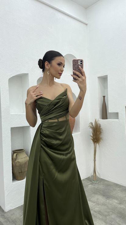 Vestido de noche de satén color caqui con abertura transparente bajo el busto