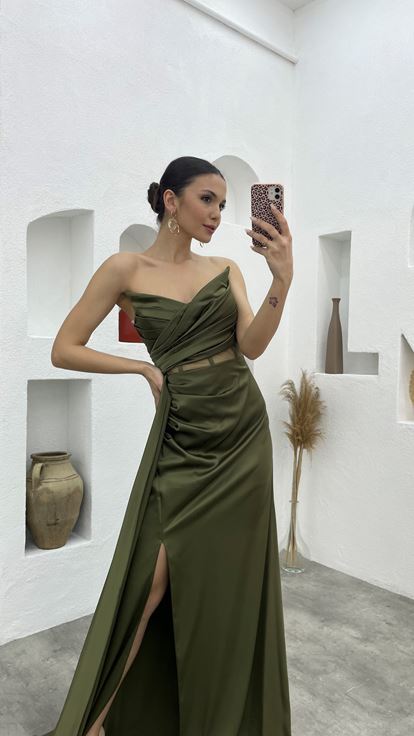 Vestido de noche de satén color caqui con abertura transparente bajo el busto