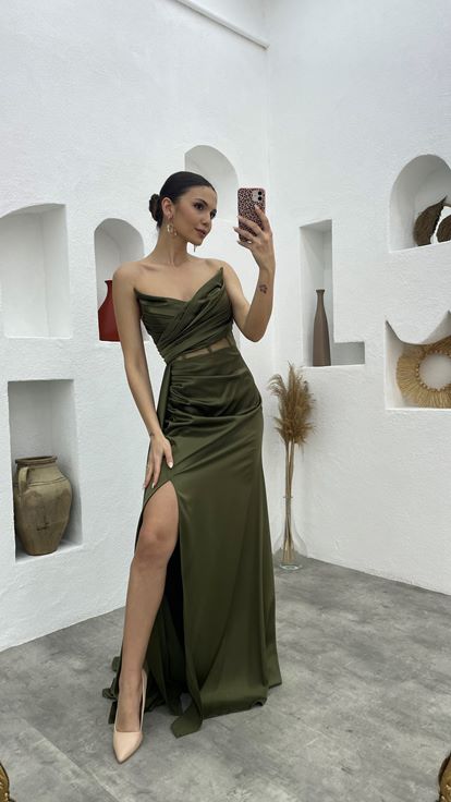 Vestido de noche de satén color caqui con abertura transparente bajo el busto