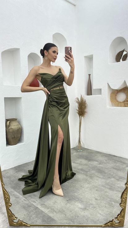 Vestido de noche de satén color caqui con abertura transparente bajo el busto