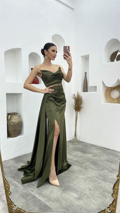 Vestido de noche de satén color caqui con abertura transparente bajo el busto