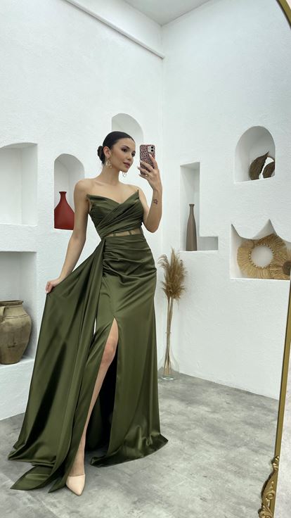 Vestido de noche de satén color caqui con abertura transparente bajo el busto