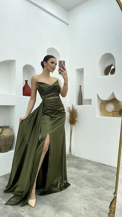 Vestido de noche de satén color caqui con abertura transparente bajo el busto