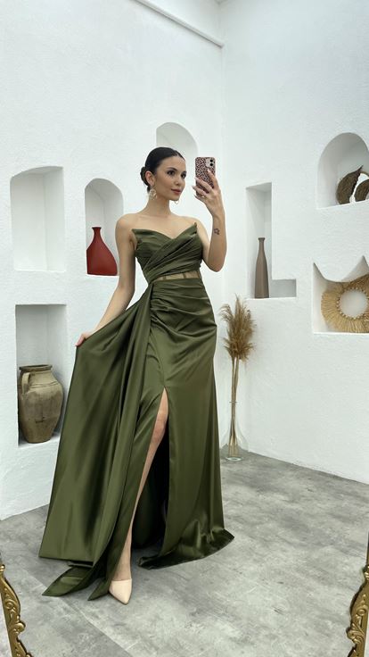 Vestido de noche de satén color caqui con abertura transparente bajo el busto