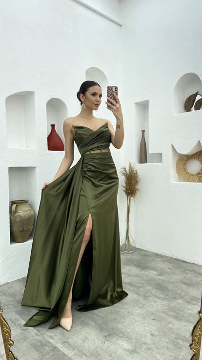 Vestido de noche de satén color caqui con abertura transparente bajo el busto