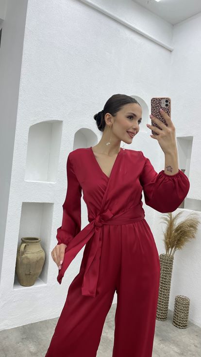 Kırmızı Kuşak Detaylı Kruvaze Yaka Saten Tulum