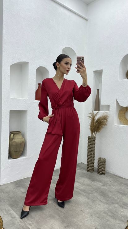 Kırmızı Kuşak Detaylı Kruvaze Yaka Saten Tulum