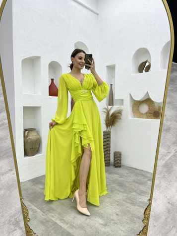 Abendkleid mit grünem Rock und Volantgürtel