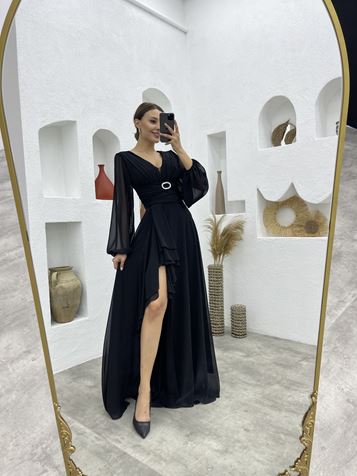 Abendkleid mit schwarzem Rock, Volants und Gürtel