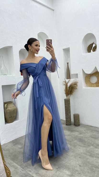 Mavi Kuşaklı Kayık Yaka Tül Abiye Elbise