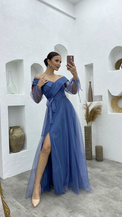 Mavi Kuşaklı Kayık Yaka Tül Abiye Elbise