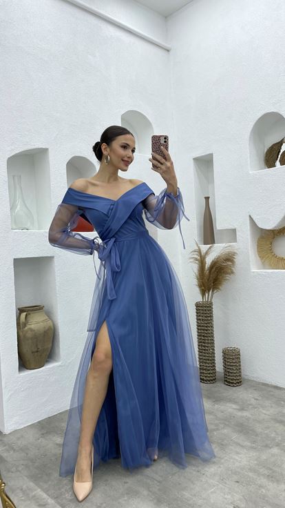 Mavi Kuşaklı Kayık Yaka Tül Abiye Elbise